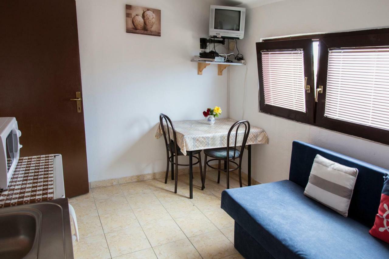 Apartments Mas-Rafaj Vir Bagian luar foto